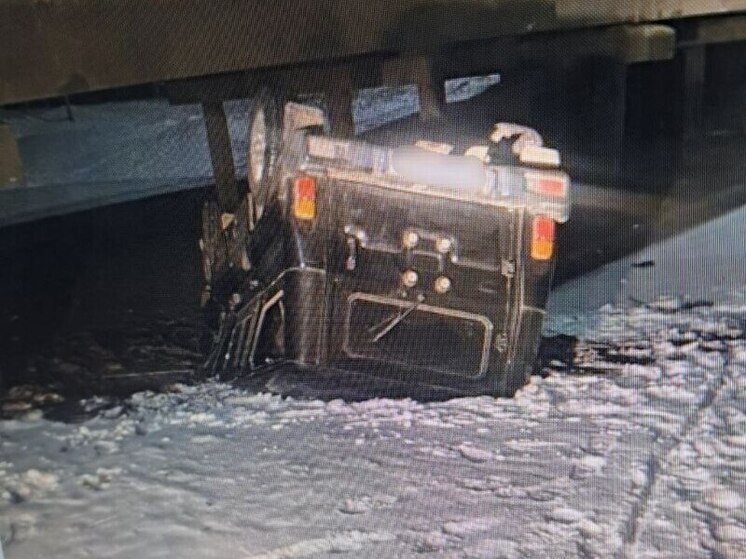 «УАЗ» упал с моста в Забайкалье