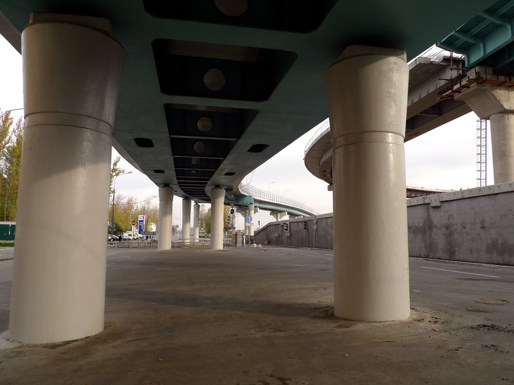 В Челябинске погиб мужчина, по неизвестной причине сорвавшись с транспортной развязки