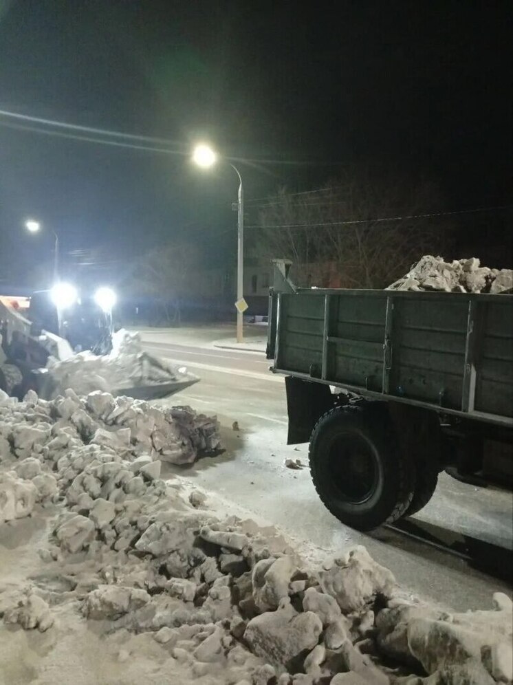 В Улан-Удэ за выходные коммунальщики вывезли 2,5 тысячи кубометров снега