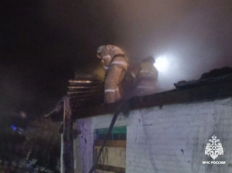 На Алтае загорелось 100 «квадратов» дома с хозпостройками