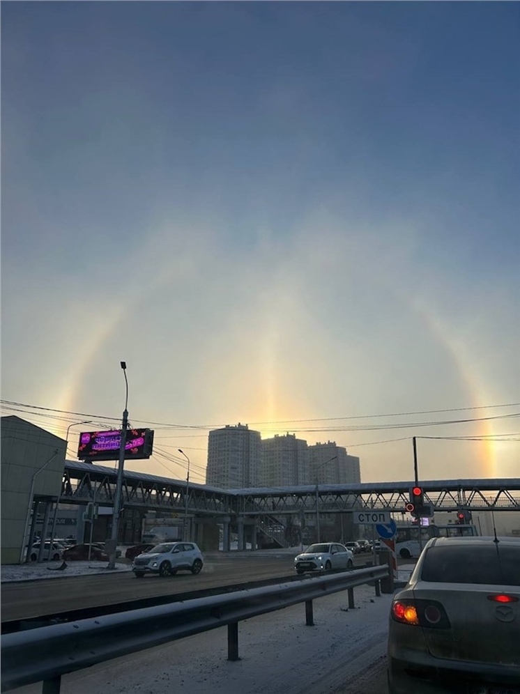 Над Красноярском заметили редкое оптическое явление — солнечное гало