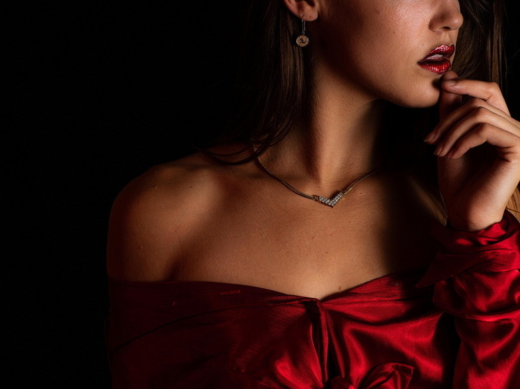 Новогодний образ 2026: какие оттенки выбрать в год Огненной Лошади