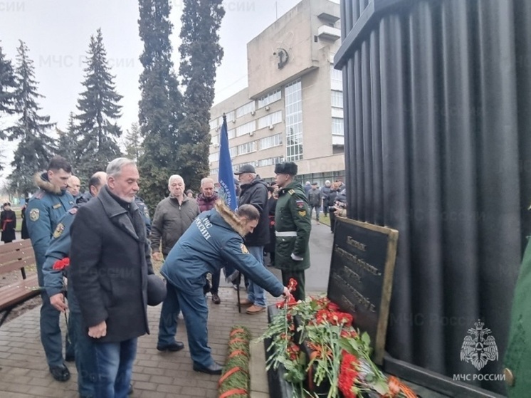 В Костроме сотрудники МЧС почтили память чернобыльцев