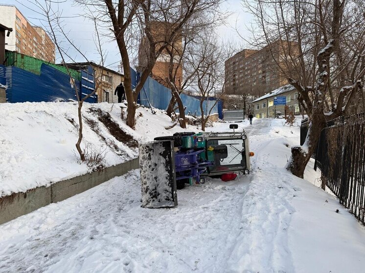 Водитель погрузчика погиб при опрокидывании техники во Владивостоке