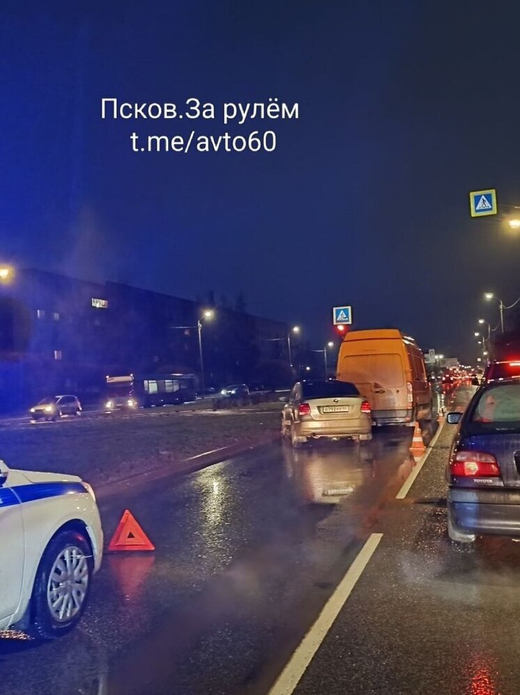 Тройное ДТП перед пешеходным переходом с утра создало в Пскове пробку