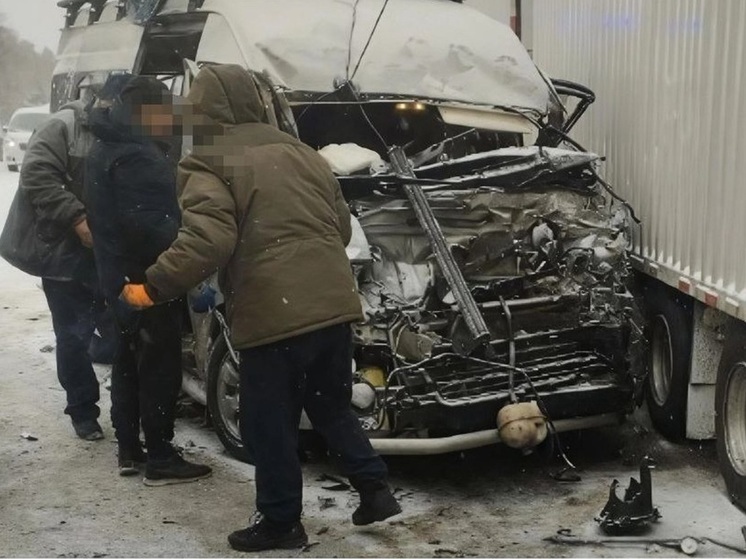 В Бурятии на федеральной трассе китайский грузовик смял микроавтобус