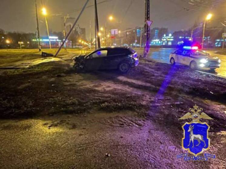 Парень на Opel влетел в опору контактной сети троллейбусов в Тольятти