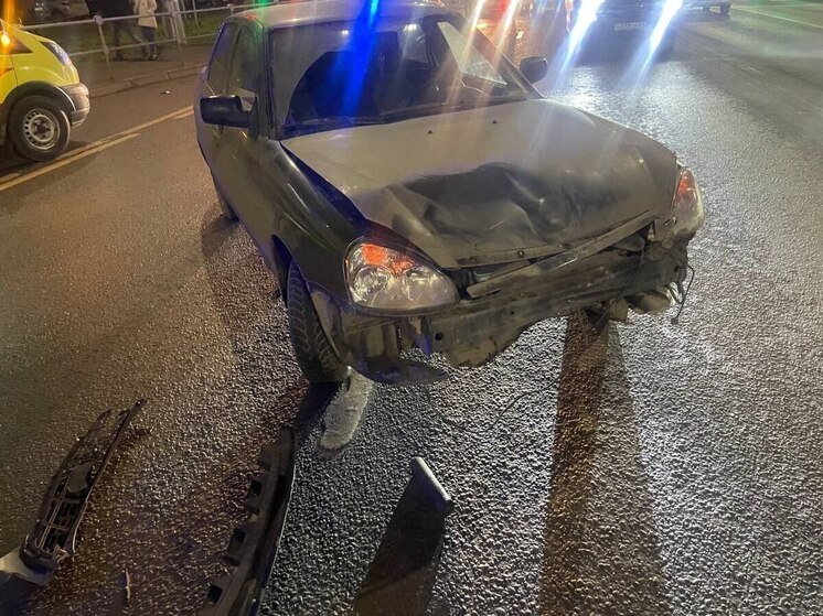 Курьер на самокате столкнулся с автомобилем на улице Гражданской