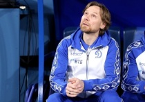 Валерий Карпин, главный тренер сборной России, назвал себя мягким отцом, признав, что дочери часто используют его снисходительность. Карпин старается сдерживать чрезмерную уступчивость, осознавая её негативные последствия. В отношениях с женой он подчёркивает важность разумности её просьб: конструктивные инициативы поддерживает, хотелки — нет. На вопрос о подкаблучничестве ответил утвердительно, пояснив, что отказывать разумному человеку бессмысленно. 