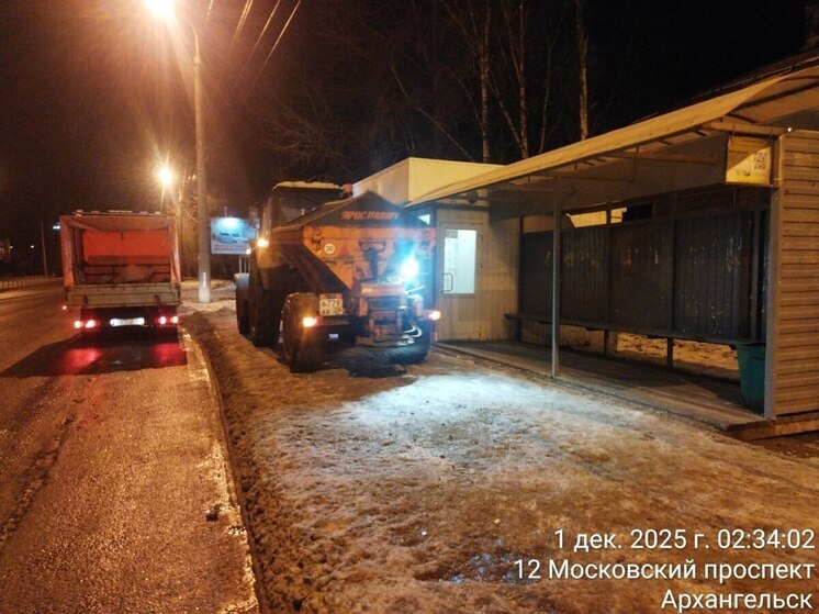 Коммунальщики Архангельска борются с гололёдом на улицах города