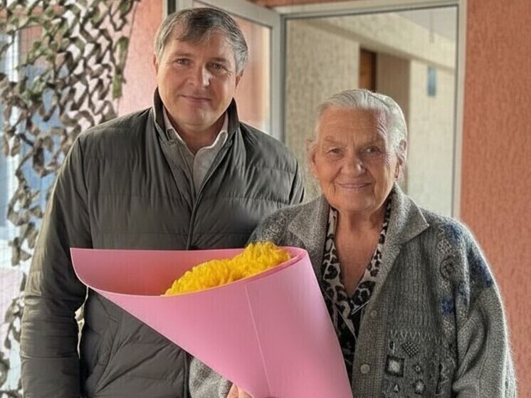 Депутат партии «Единая Россия» Игорь Брагарник поздравляет жительниц Карасунского округа с Днём матери