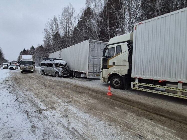 В Бурятии грузовик въехал в «Тойоту Хайс», трое пострадали