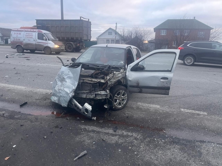 Под Курском пожарные деблокировали водителя и пассажира из смятого ВАЗа