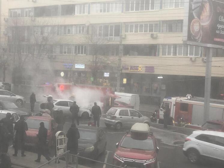 У ТЦ в центре Волгограда после хлопка загорелся автомобиль