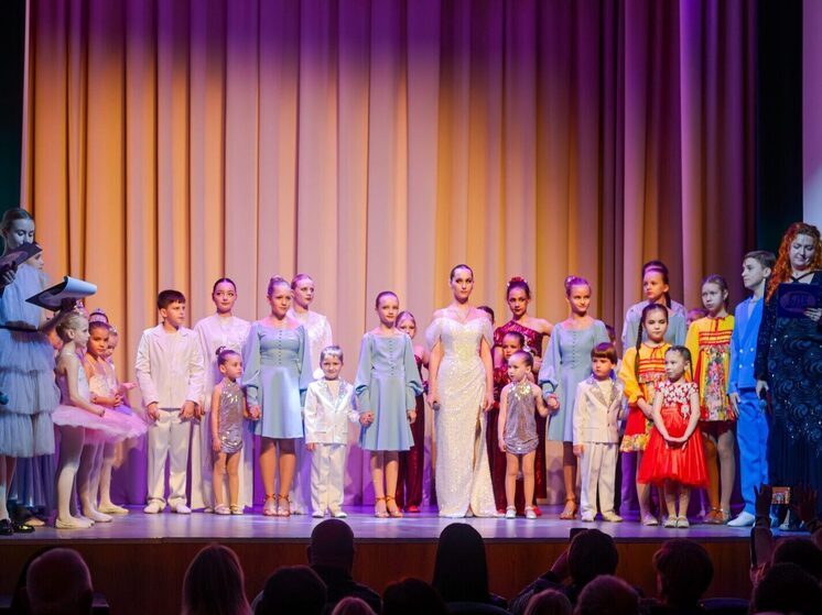 28 ноября в клубе «Золотая балка» Балаклавского Дворца культуры состоялся праздничный концерт, посвященный Дню матери. В рамках мероприятия были награждены активные многодетные мамы, а творческие коллективы представили специальную программу.