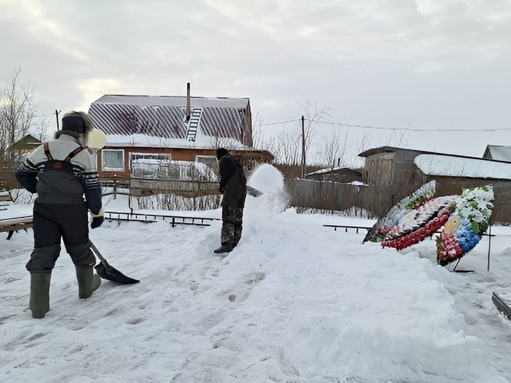 В поселке Хорей-Вер почистили территорию памятника