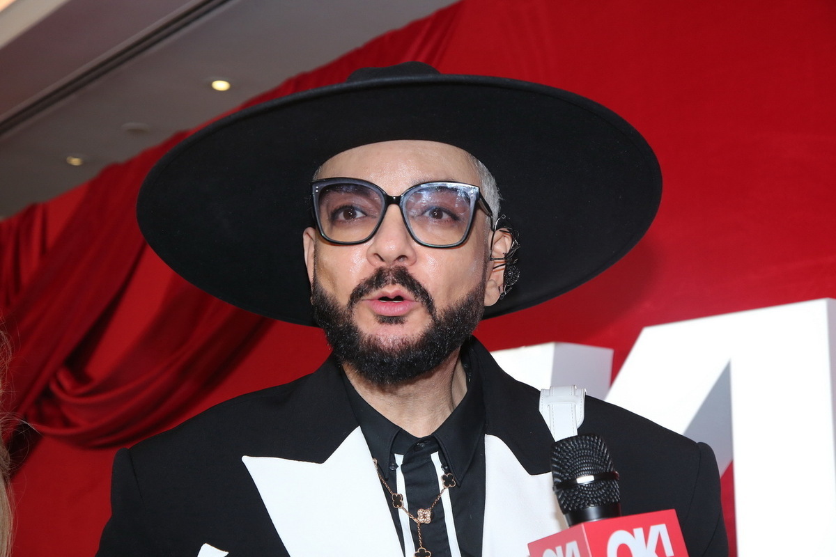 Помощник Киркорова подрался с блогером на открытии катка возле ГУМа