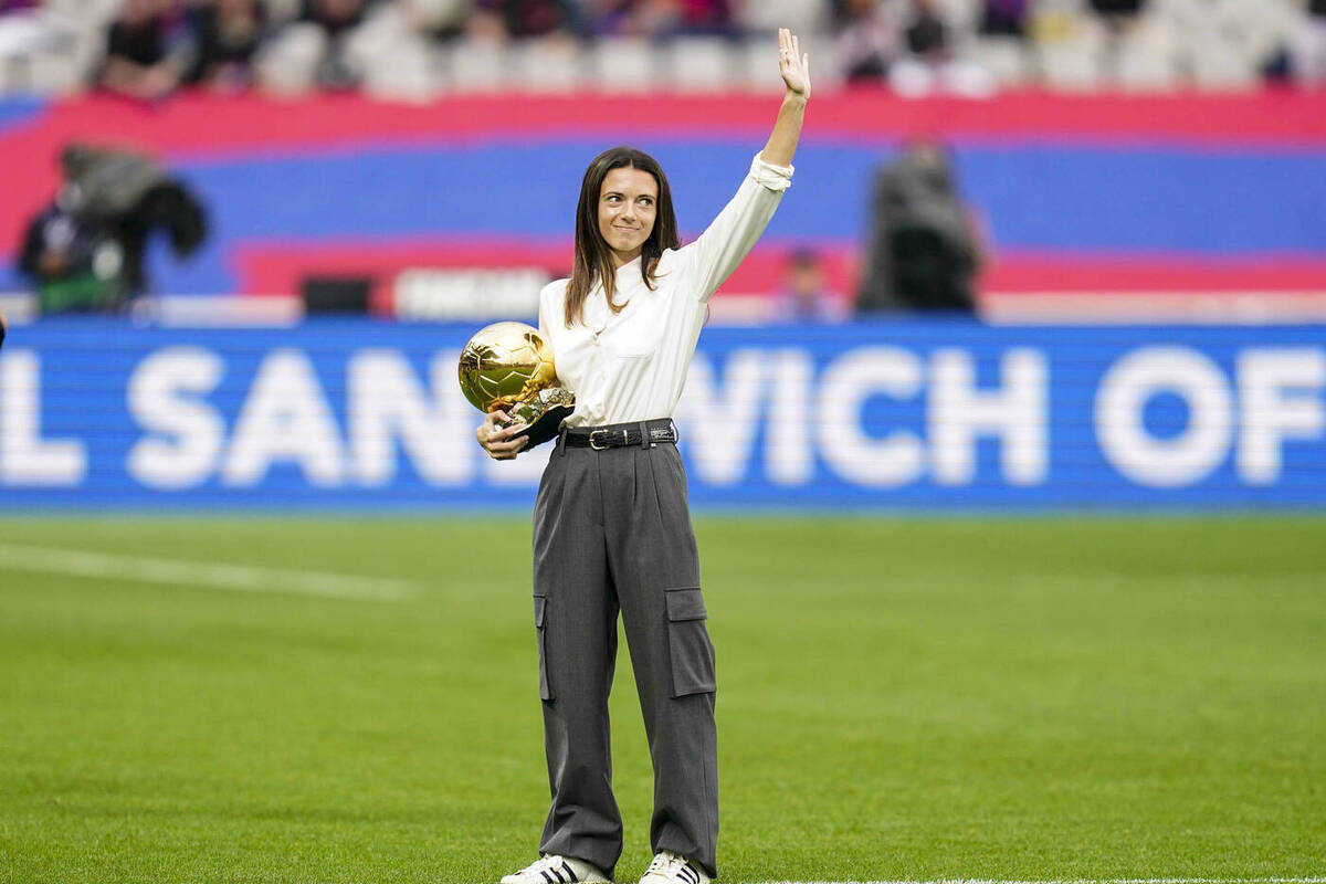 Обладательница "Золотого мяча" сломала ногу