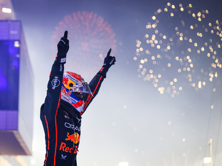 Победа на Гран-при Катара стала для Макса Ферстаппена не просто очередным триумфом в феноменальной карьере, но и важнейшим шагом в борьбе за личный титул — который, в случае успеха, сделает его пятикратным чемпионом «Формулы-1». Нидерландец, выступающий за «Ред Булл», стартовал с третьей позиции, но продемонстрировал классическую уверенность и тактическое чутьё, одержав убедительную победу на 23-м, предпоследнем этапе сезона.