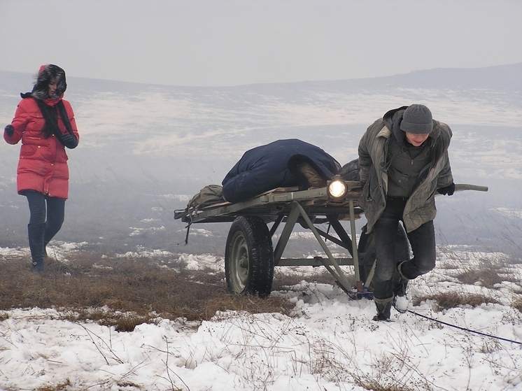 Начало 2009 года. Глубокий экономический кризис. И кинематограф замер в вынужденной спячке. Но именно в этот момент в Крым отправляется первая съемочная группа, бросив вызов не только финансовым трудностям, но и суровой стихии. Ирландский режиссер Джонни О’Райлли приехал снимать фильм с оптимистичным названием «Хорошая погода» (тогда это было рабочее название), однако съемки превратились в настоящую битву с пургой, снежными заносами и пронизывающим ветром в горах. 