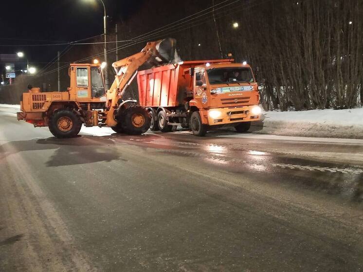 В Мурманске вывезли тысячи кубов снега