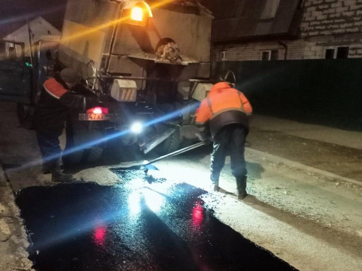 В Костроме дорожники устраняют повреждения городских трасс