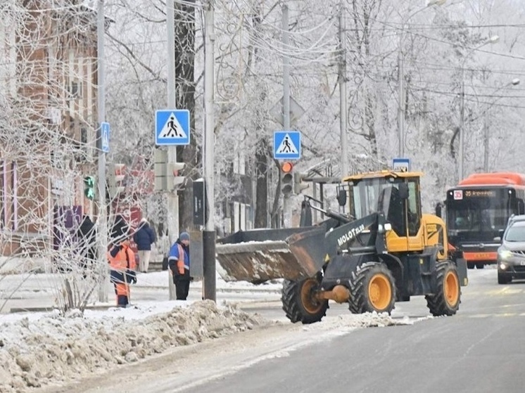 Хабаровск активно очищает улицы и тротуары после снегопадов