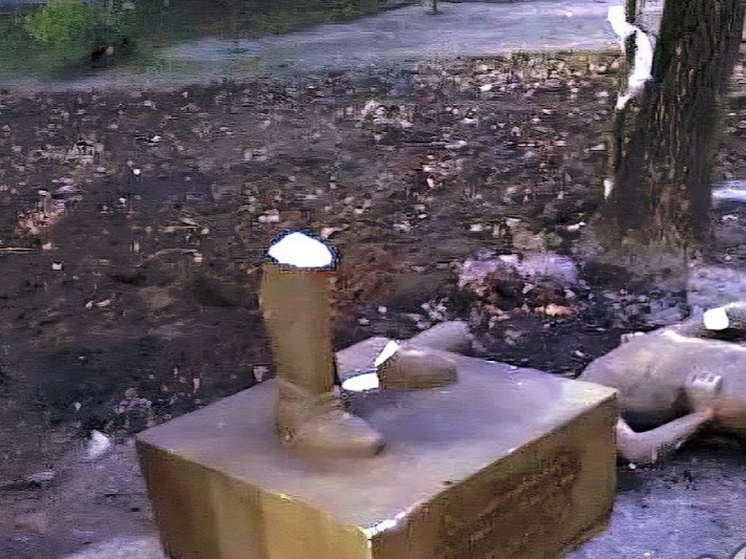 В Таганроге неизвестные разрушили памятник актеру Павлу Деревянко