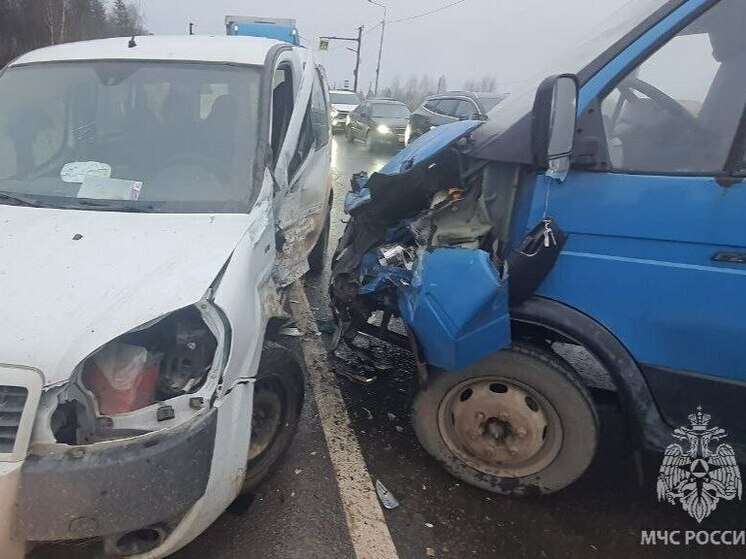 В Ивановской области дорога оказалась узкой для грузовика и микроавтобуса