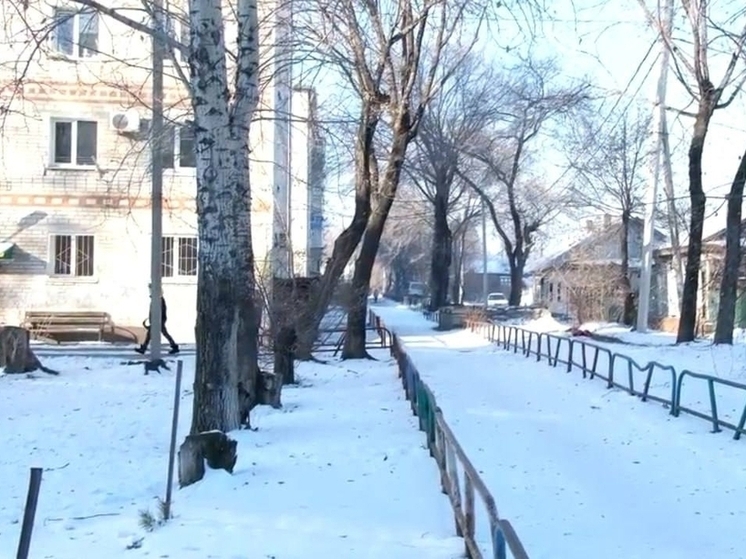 Благовещенске спасают от снега больше 50 коммунальщиков и 30 машин