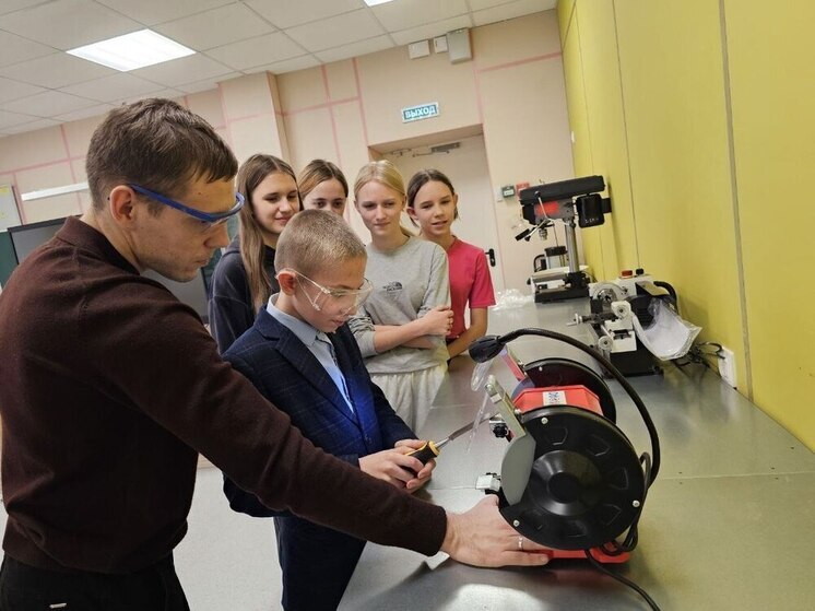 Школы ДНР оснастят современными макетами оружия и оборудованием для уроков технологии