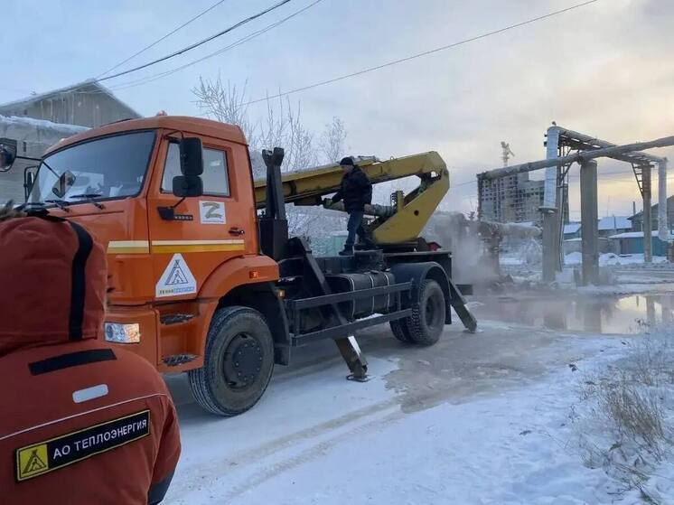 Мусоровоз протаранил теплотрассу в Якутске: идут срочные ремонтные работы
