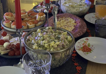 По подсчетам «МК в Питере», праздничная посиделка в кругу семьи из четырех человек обойдется в среднем в 8368 рублей. Ирония судьбы заключается в том, что почти столько же стоит минимальный месячный набор продуктов, который Петростат на октябрь 2025 года оценил в 8437,88 рубля. Складывается тревожная ситуация: один праздничный вечер заметно ударяет по кошельку, ведь на эти же деньги, по мнению аналитиков, среднестатистический петербуржец может «экономно питаться целый месяц. 