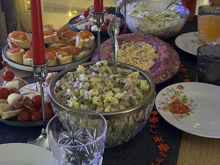 По подсчетам «МК в Питере», праздничная посиделка в кругу семьи из четырех человек обойдется в среднем в 8368 рублей. Ирония судьбы заключается в том, что почти столько же стоит минимальный месячный набор продуктов, который Петростат на октябрь 2025 года оценил в 8437,88 рубля. Складывается тревожная ситуация: один праздничный вечер заметно ударяет по кошельку, ведь на эти же деньги, по мнению аналитиков, среднестатистический петербуржец может «экономно питаться целый месяц. 