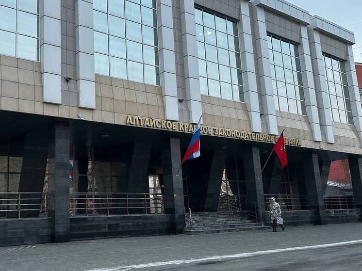 Изъяли телефон: силовики вызвали на разговор еще одного алтайского депутата-коммуниста