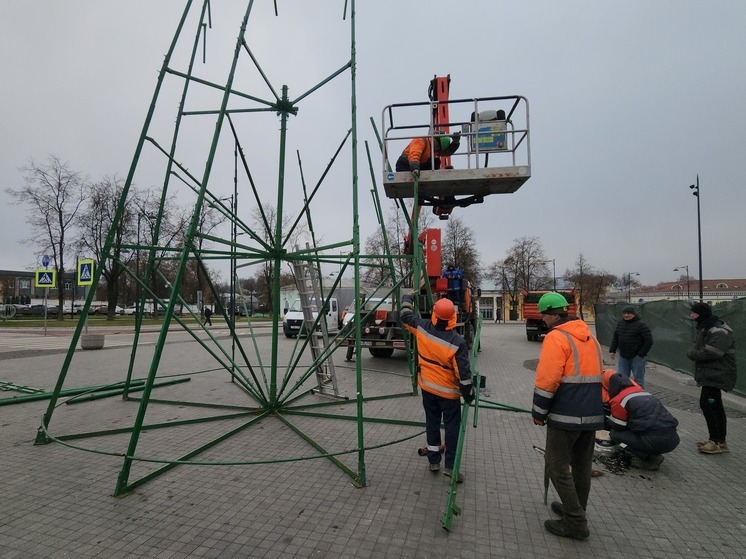 В Серпухове на площади Ленина установливают самую высокую новогоднюю ёлку округа