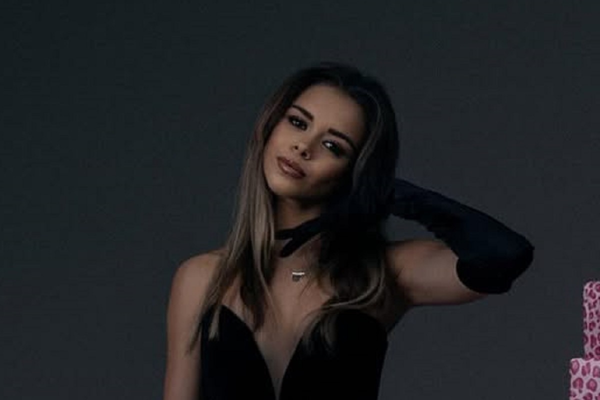 Гимнастка сменила два смелых купальника