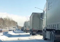 Около сотни километров федеральной трассы Р-258 «Байкал» стали местом драматического испытания для тысяч водителей и пассажиров, застрявших на обледеневшем шоссе 1 декабря