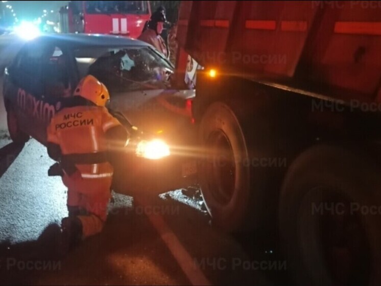В Орле водитель «Лады Калины» пострадал при столкновении с «КамАЗом»