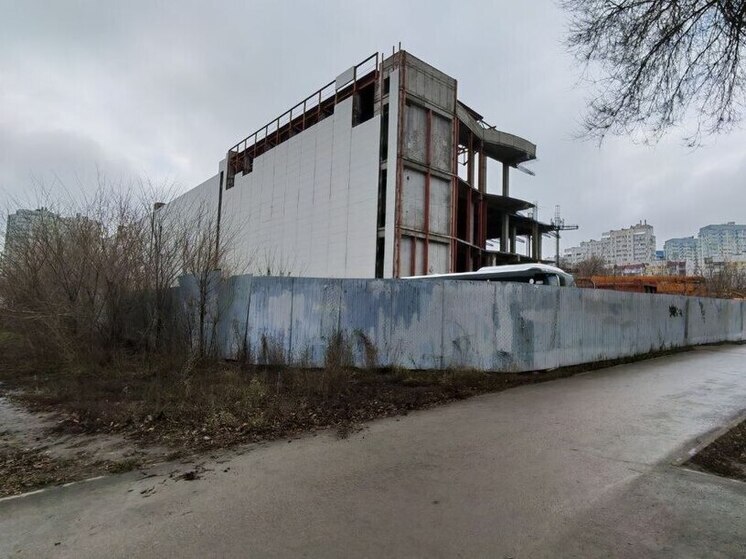 В мэрии Самары объяснили, почему не сносят многолетний недострой на Авроры, 140