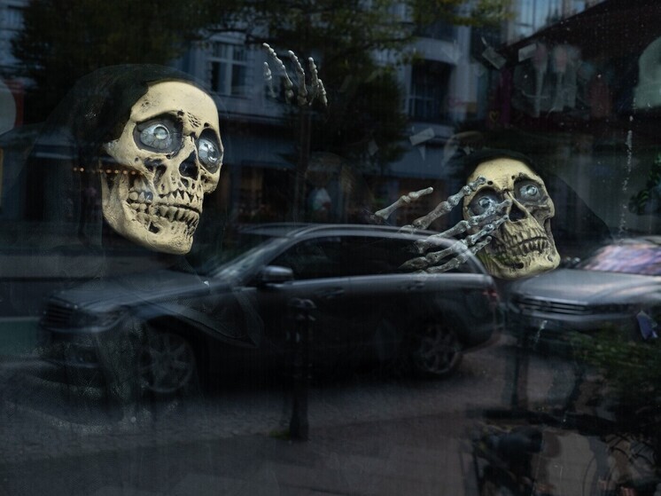 Шведский физик Мария Стремме, профессор кафедры нанотехнологий Уппсальского университета, бросила вызов одной из самых глубоких тайн науки и философии, предложив теорию, способную перевернуть наше понимание реальности. Её радикальная гипотеза, изложенная в интервью Daily Mail (статью перевели ИноСМИ), предполагает, что сознание не является продуктом биохимических процессов в мозге, а представляет собой фундаментальное поле, лежащее в основе самой вселенной.