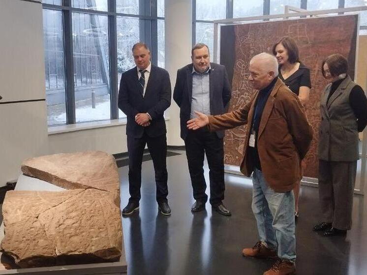 В Ленобласти отреставрировали плиту из Хакасии с рисунками возрастом 5 тысяч лет
