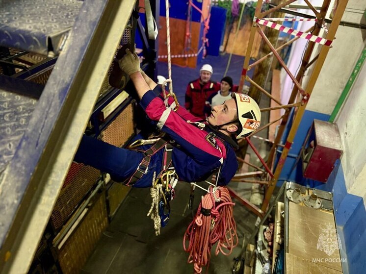 Сотрудники МЧС России по Псковской области показали высший класс по промышленному альпинизму