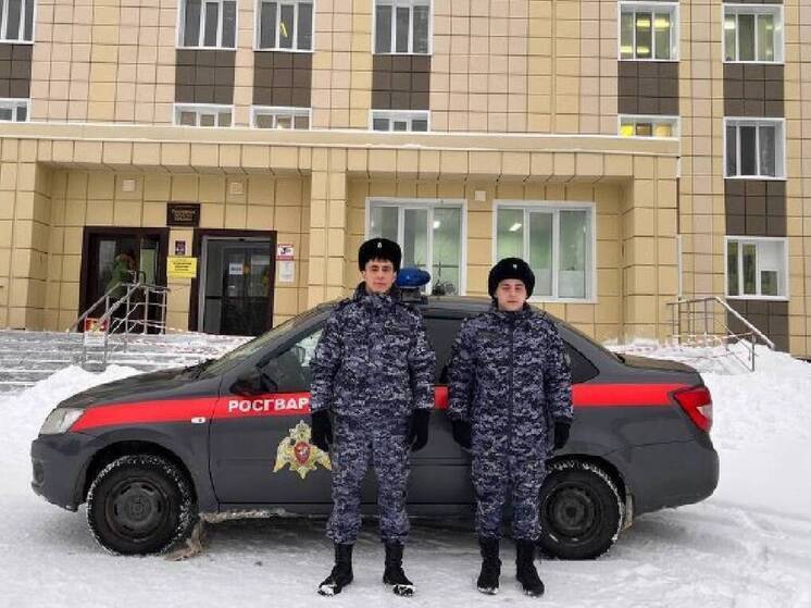 В Югре сотрудники Росгвардии спасли женщину, заблудившуюся в ночном лесу