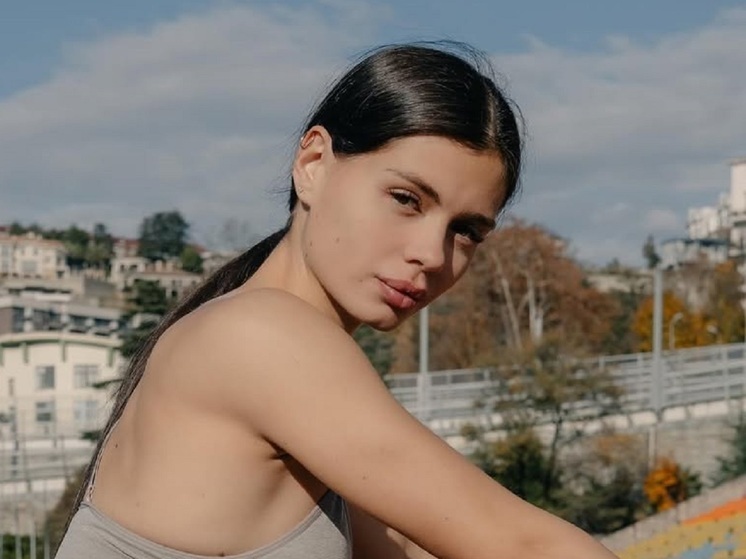 24-летняя прыгунья в длину Виктория Баркова поделилась новыми кадрами домашней фотосессии. Спортсменка, которую называют самой красивой легкоатлеткой России, попозировала в постели.