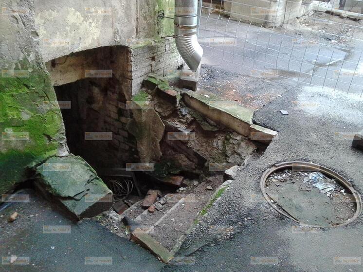 В доме на Полтавской улице разваливается вход в подвал