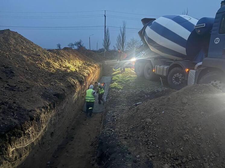 Севастопольские строители возводят основание для коммуникаций новой котельной в Астраханке