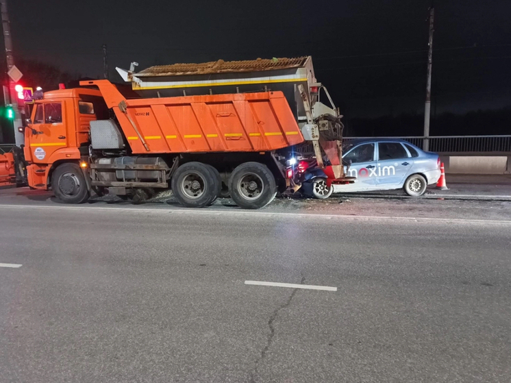 В Орле на Кромском шоссе водитель легковушки врезался в грузовик