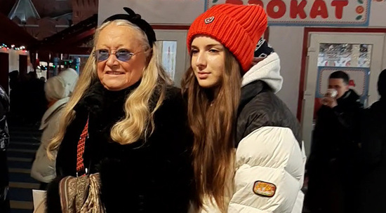 Татьяна Михалкова впервые пришла на каток с внучкой 
