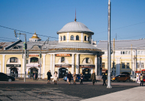 Корпорация ДОМ.РФ, управляющая Торговыми рядами на улице Кольцова в Рязани, планирует выставить здание на торги во втором квартале 2026 года. Это стало причиной расторжения действующего договора аренды с ООО «Приокский пассаж» и всех субарендных соглашений, заключенных этой компанией с предпринимателями